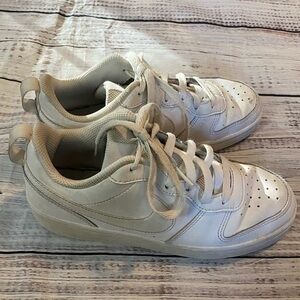 Nike Boys Court Borough Low 2 in size 4